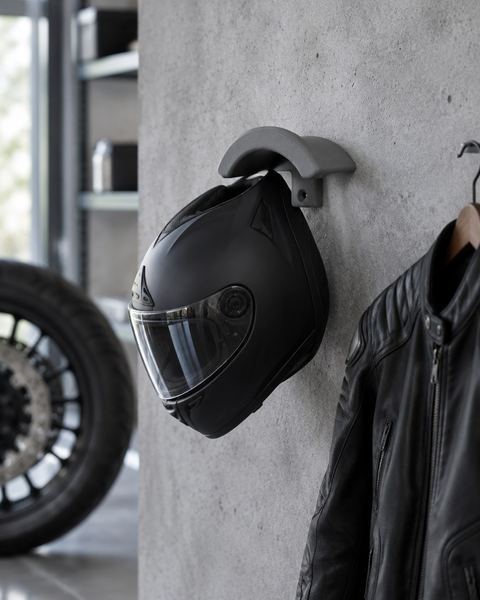 Gancho de casco de moto en uso